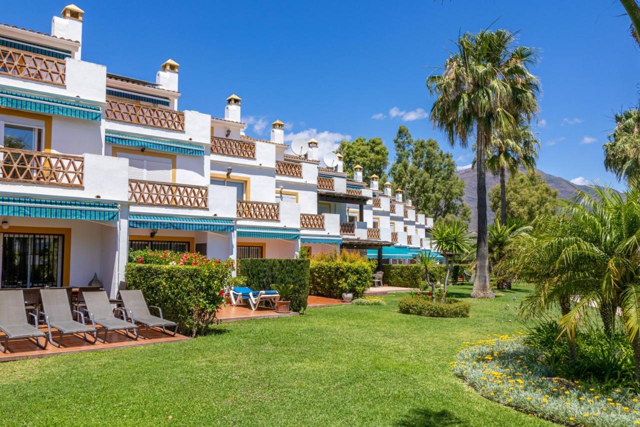 Spacious Beachfront Town House In Estepona With Fully Equipped Kitchen, Pools, Garden, Sea View Экстерьер фото