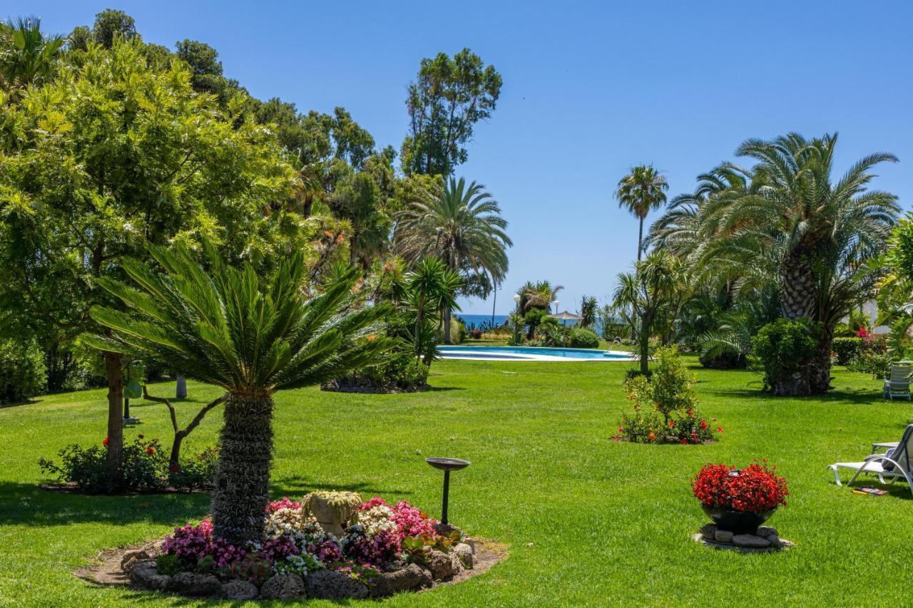 Spacious Beachfront Town House In Estepona With Fully Equipped Kitchen, Pools, Garden, Sea View Экстерьер фото