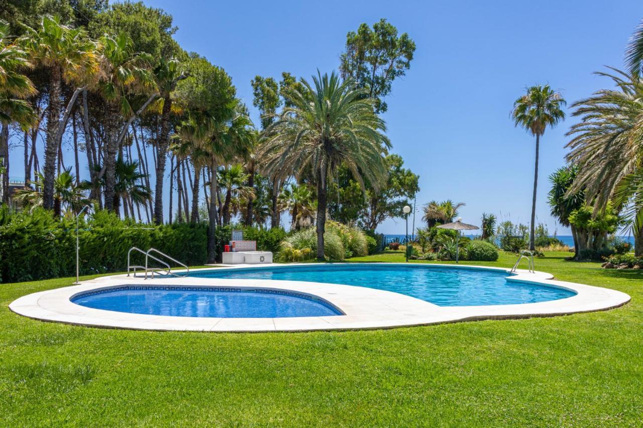 Spacious Beachfront Town House In Estepona With Fully Equipped Kitchen, Pools, Garden, Sea View Экстерьер фото